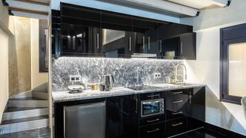 Coffee/tea maker, fridge, oven, stovetop