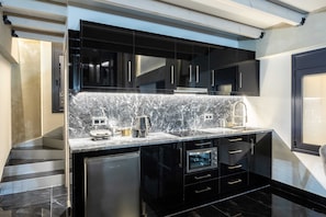 Fridge, oven, stovetop, coffee/tea maker