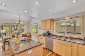 Fridge, microwave, oven, stovetop - Great for families large groups, Sleeps 10 (Sunriver)