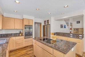 Køleskab, mikrobølgeovn, ovn, kogeplade