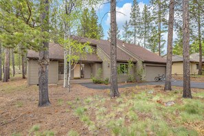Exterior - Sleeps 10, hot tub, ping pong, perks, kid friendly (Sunriver)
