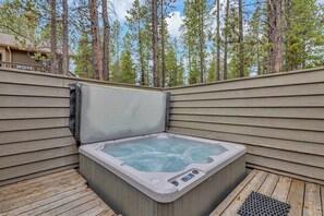 Outdoor spa tub - Sleeps 10, hot tub, ping pong, perks, kid friendly (Sunriver)