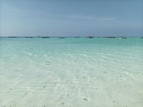 En la playa, arena blanca