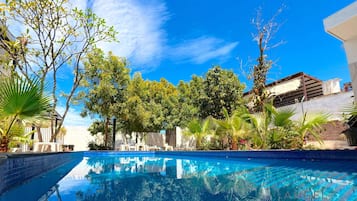 Outdoor pool, a heated pool