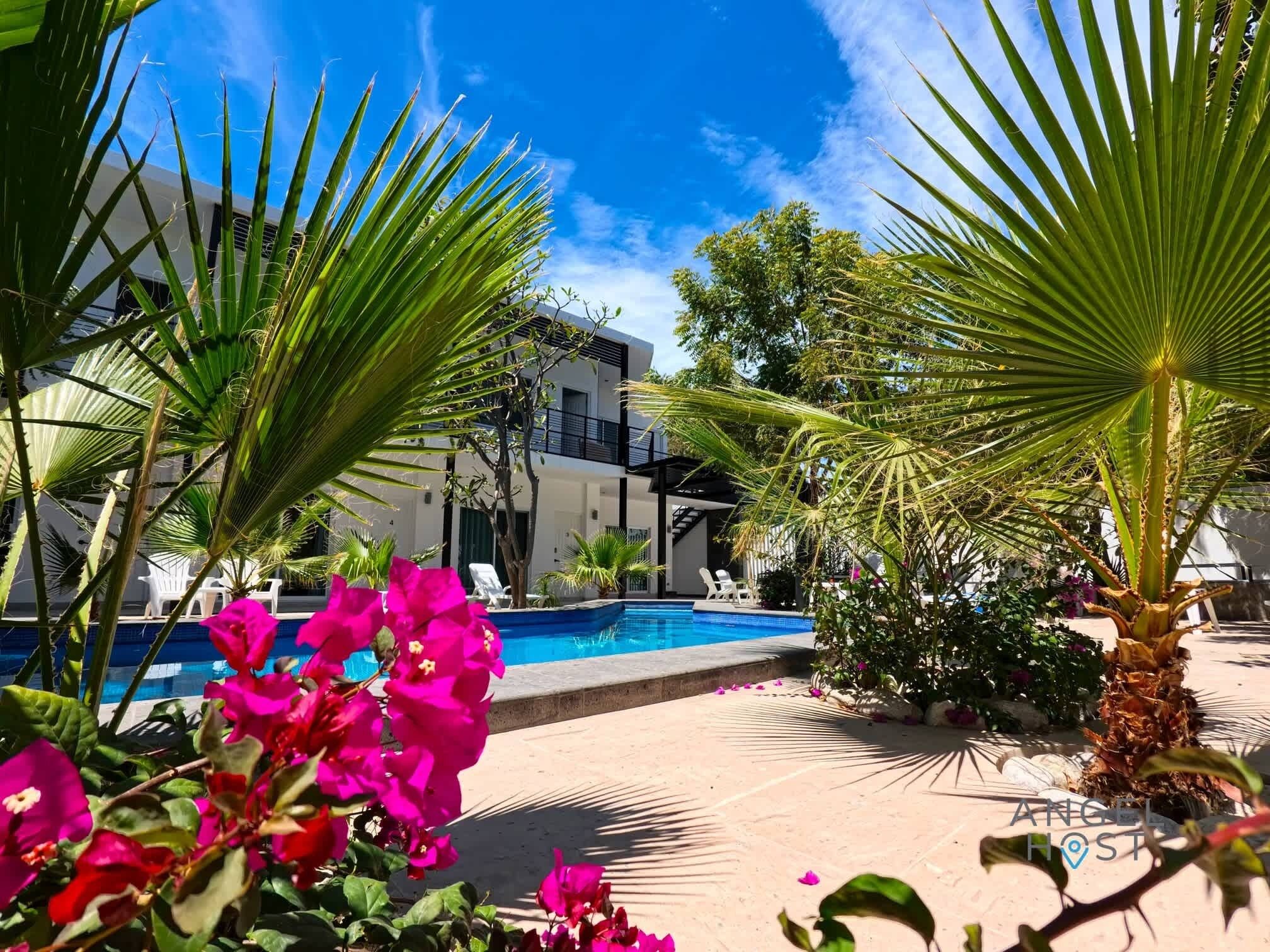 Una piscina al aire libre, una piscina climatizada