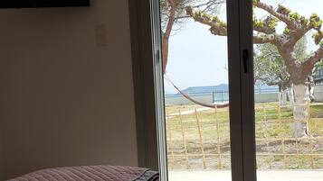 3 habitaciones, escritorio y tabla de planchar con plancha