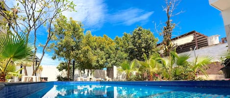 Una piscina al aire libre, una piscina climatizada