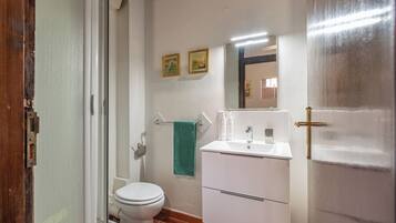 Apartamento | Banheiro | Secador de cabelo, toalhas de banho, sabonete, shampoo