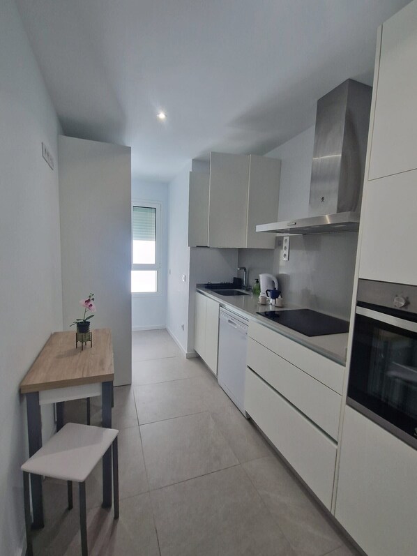 Jääkaappi, mikroaaltouuni, uuni, kahvin-/teenkeitin