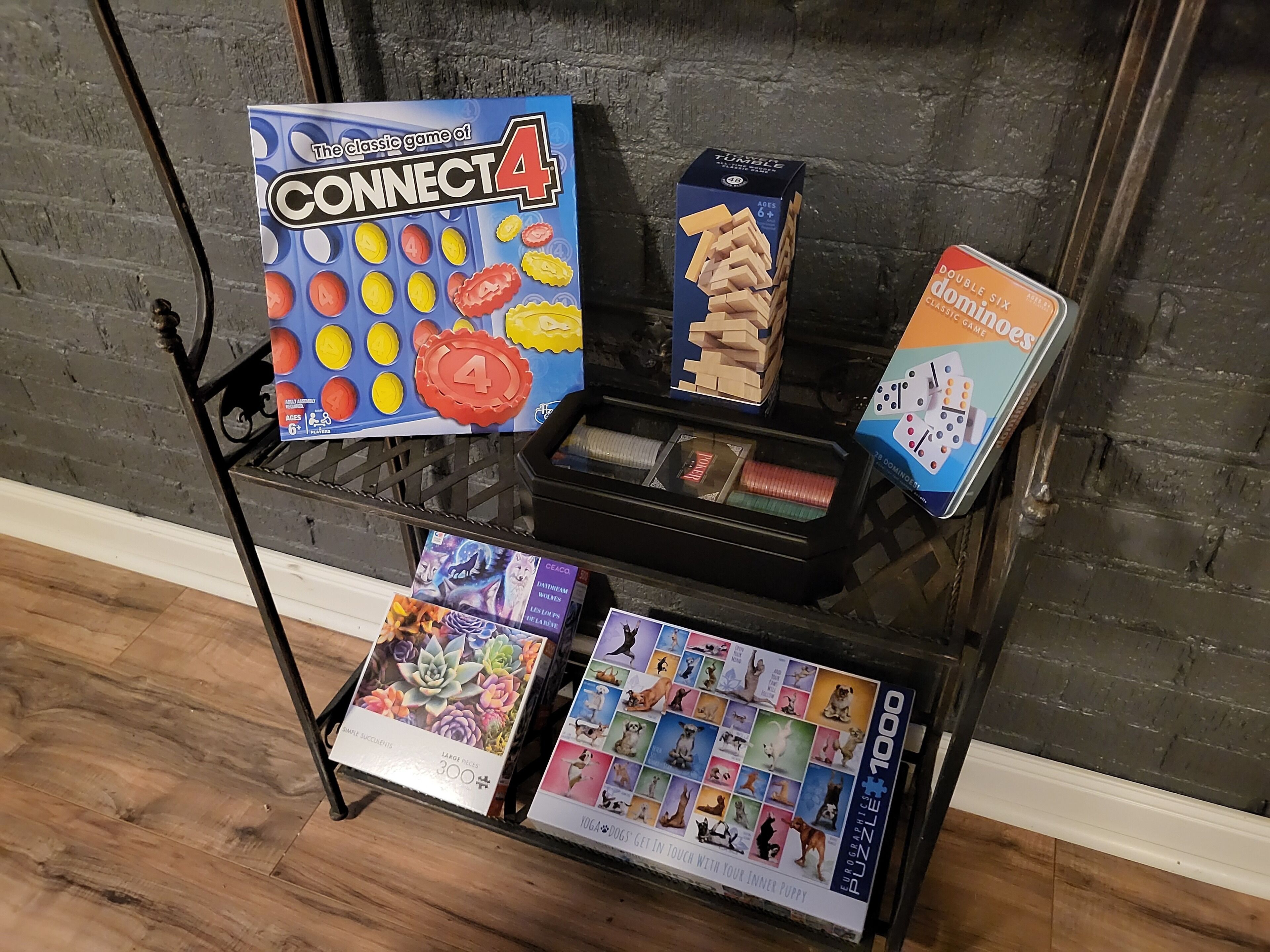 Une exposition de jeux de société, notamment Connect 4 et Double Six, ainsi qu’un jeu de puzzle, et un livre sur les plantes succulentes.