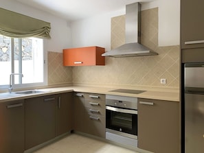 Een koelkast, een magnetron, een oven, een koffiezetapparaat/waterkoker