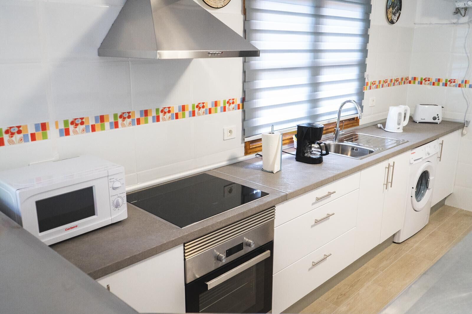Een koelkast, een microgolfoven, een oven