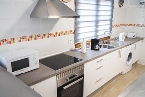 Jääkaappi, mikroaaltouuni, uuni, kahvin-/teenkeitin