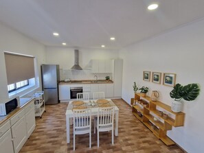 Køleskab, ovn, kaffe-/temaskine, elkedel