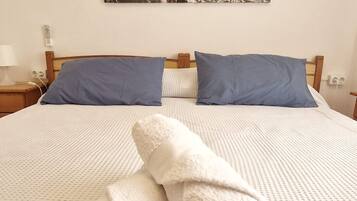 1 slaapkamer, een strijkplank/strijkijzer, gratis wifi, beddengoed