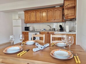 Køleskab, mikrobølgeovn, kaffe-/temaskine, elkedel