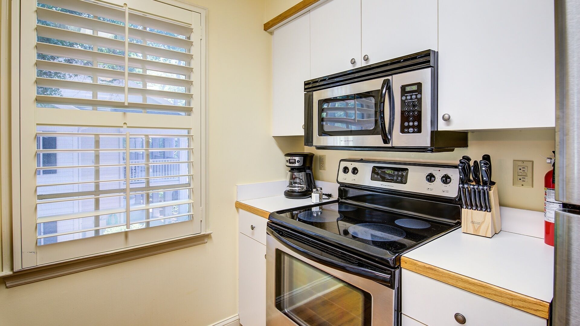 Condo, 2 habitaciones | Cocina privada | Refrigerador, horno, cafetera y tetera y tostadora 