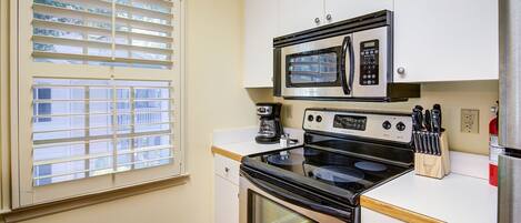 Condo, 2 habitaciones | Cocina privada | Refrigerador, horno, cafetera y tetera y tostadora