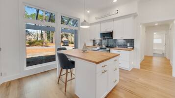 House, 4 Bedrooms | Dapur peribadi | Peti sejuk, ketuhar, pembancuh kopi/teh, pembakar roti