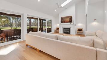 House, 4 Bedrooms | Ruang tamu