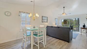 Condo, 2 Bedrooms | Dining