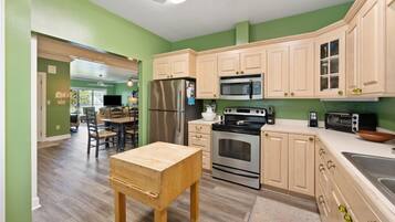Condo, 3 Bedrooms | Private kitchen | Fridge, oven, coffee/tea maker, toaster