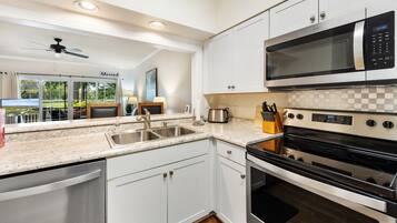 Condo, 3 Bedrooms | Private kitchen | Fridge, oven, coffee/tea maker, toaster