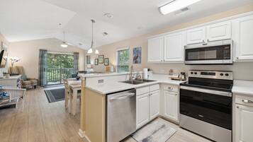 Kondominium, 2 kamar tidur | Dapur pribadi | Lemari es, oven, mesin pembuat kopi/teh, dan pemanggang roti