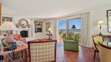 Condo, 2 quartos | Área de estar