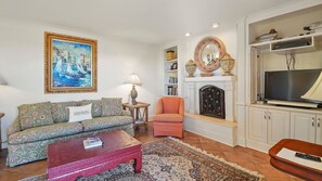 Condo, 2 Bedrooms | Living area