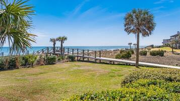 Condo, 2 Bedrooms | Property grounds