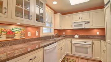 Condo, 2 Bedrooms | Private kitchen | Fridge, oven, coffee/tea maker, toaster