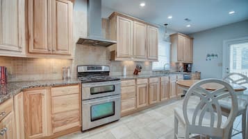 Condo, 3 Bedrooms | Private kitchen | Fridge, oven, coffee/tea maker, toaster