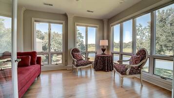 Condo, 3 Bedrooms | Living area