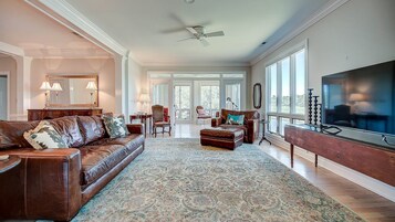 Condo, 3 quartos | Área de estar