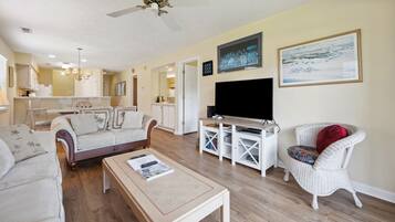 Condo, 3 Bedrooms | Living area