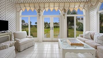 House, 4 Bedrooms | Living area