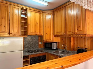 ثلاجة، ميكروويف، فرن، محمصة خبز