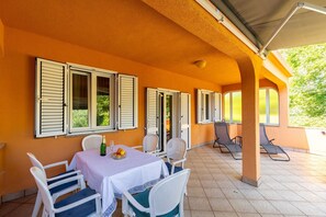 Outdoor dining - Vacation house on island Krk (Pinezici)