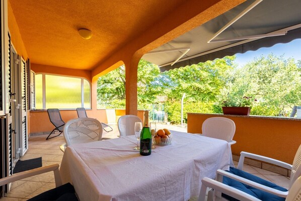 Outdoor dining - Vacation house on island Krk (Pinezici)