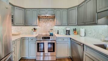 Condo, 3 Bedrooms | Private kitchen | Fridge, oven, coffee/tea maker, toaster