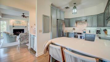 Condo, 3 Bedrooms | Private kitchen | Fridge, oven, coffee/tea maker, toaster