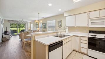 Apartment, 2 Schlafzimmer | Eigene Küche | Kühlschrank, Ofen, Wasserkocher mit Kaffee-/Teezubehör, Toaster