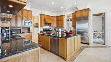 House, 6 Bedrooms | Dapur peribadi | Peti sejuk, ketuhar, pembancuh kopi/teh, pembakar roti