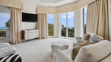 House, 6 Bedrooms | Living area