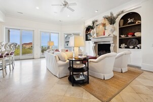 House, 6 Bedrooms | Living area