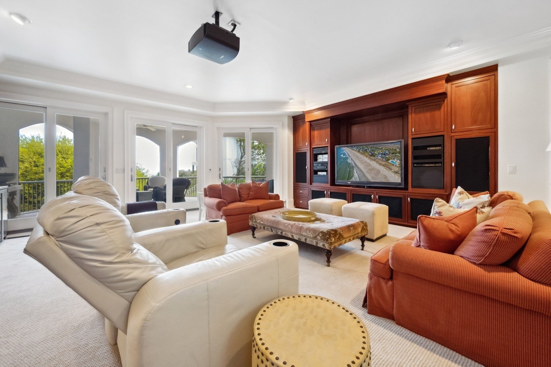House, 6 Bedrooms | Living area