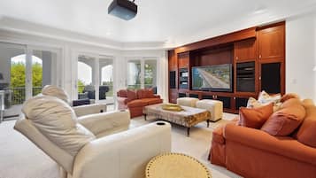 House, 6 Bedrooms | Living area
