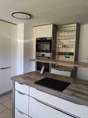 Jääkaappi, mikroaaltouuni, uuni, liesi