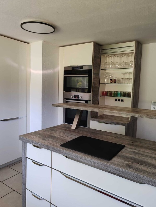 Geladeira, micro-ondas, fogão, cooktop